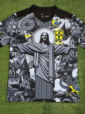 Nike Brasil grafisk t-shirt - Unik svart och grå t-shirt från Nike med Brasilien-tema och stort grafiskt tryck av Kristusstatyn, kyrkor och detaljerade mönster. T-shirten har korta ärmar, gula detaljer och CBF-logga på bröstet. Perfekt för dig som gillar streetwear och fotbollsinspirerad stil.