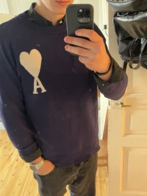 Mörkblå stickad tröja Ami Paris - Säljer en mörkblå stickad tröja från Ami Paris. Storlek L i bra skick!