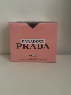 Prada Paradoxe Intense EdP - Prada Paradoxe Intense Eau de Parfum i en snygg rosa förpackning. Doften är elegant och modern, och flaskan är påfyllningsbar. Perfekt för dig som gillar exklusiva och trendiga parfymer från ett välkänt modehus.