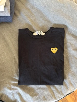 Svart Comme des Garçons PLAY t-shirt - Svart T-shirt från Comme des Garçons. Stl M men sitter mer som S. Hör av dig vid frågor! 
