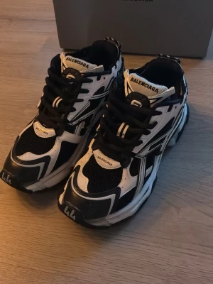 Balenciaga runners svart/vit - Nya skor aldrig använt skorna bara testat. Fick skorna i födelsedags present men var tyvärr lite stora kvitto finns digitalt. Skriv gärna om ni är intresserade 