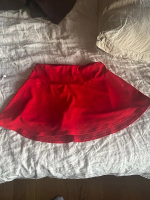 Oysho skort - Snygg röd skort med kjol framtill och inbyggda shorts under. 
