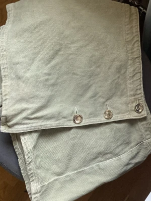 Ljusgrön kjol - Framifrån ser de ut som en kjol men de är shorts så de ser man bakifrån. Den har tre gulda knappar som göra den mycket snyggare