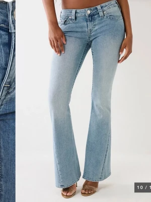 Ljusblå bootcut jeans från True Religion joey strl:23 - Säljer ett par ljusblå bootcut jeans från True Religion en knapp saknas på bakfickan.