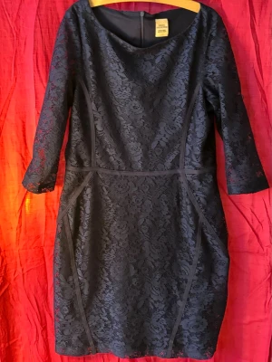 Cocktailklänning i spets - Festklänning i spets från Zara, vacker blå färg, snygg passform och fina detaljer. Dragkedja bak. Storlek L/ midja 80 cm. 