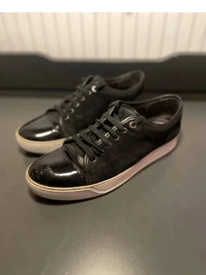 Svarta Lanvin cap toes - Svarta lanvin cap toe i strl uk9 (43). Skorna är i mycket bra skick förutom en liten defekt som visas på sista bilden. Skorna är självklart äkta. Skriv vid fler frågor🙌