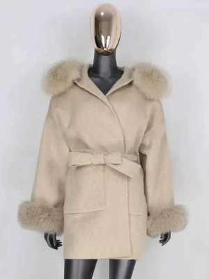 Beige kappa med pälskant och huva - Snygg beige kappa med breda pälskanter på ärmar och huva. Kappan har ett knytband i midjan och stora fickor framtill. Materialet ser ut att vara ullblandning med fuskpälsdetaljer. Perfekt för att hålla sig varm och stilren under kalla dagar.🩷