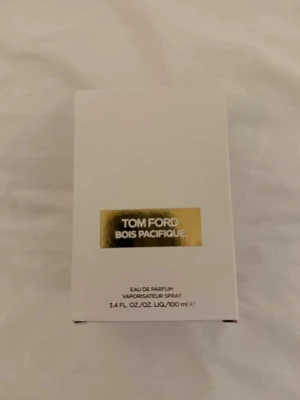 Tom Ford Bois Pacifique parfym - Tom Ford Bois Pacifique är en exklusiv Eau de Parfum i en elegant vit kartong med guldfärgad detalj. Förpackningen rymmer 100 ml och har en lyxig känsla som passar dig som vill ha något unikt och trendigt. Perfekt för dig som gillar moderna dofter och stilrena designer.