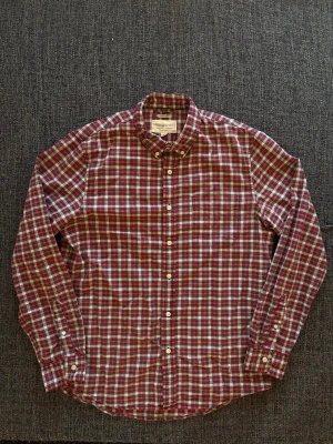 Denim&supply skjorta ~ Ralph Lauren  - Sjukt sjukt eftertraktad Denim & Supply skjorta röd/vit - 2000's modell | Sallsynt vintage | Fint skick | Klassisk färg | Svår att få tag på | Säljs snabbt | Skickas inom 24h |• | Snabb affär = bättre pris |  skönt matrial