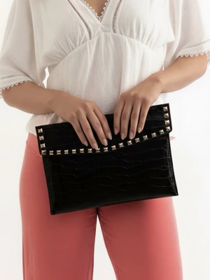 Datorfodral i krokodil mönster med silver nitar  - Trendigt datorfodral handgjort i veganskt läder. Datorfodralet stängs med knapp. Storlek 34x 25 cm (inifrån 33 x 24cm). 