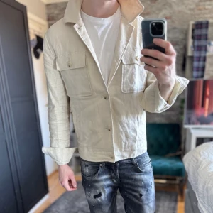 Linne overshirt - Mycket bra skick, inga defekter! Passar dig som är mellan 170-180cm ungefär. Modellen är 185 cm, 75kg. Passar bra nu till våren! Skriv för mer information!🤝