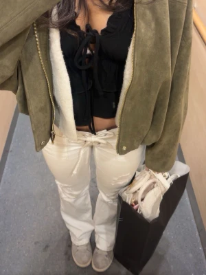 Grön mockajacka - Mockajacka i grönt med dragkedja framtill. Jackan har en loose passform och långa ärmar.