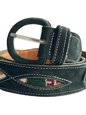  Vävt detaljerat läderbälte   - Mörkgrönt vintage läderbälte med vävda utskärningsdetaljer 💛Totala längd utan spänne: 91.7 cm. Jag brukar ha strl S i byxor för referens