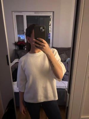 Vit stickad tröja från 157 - Säljer en enkel och snygg vit stickad tröja från 157 i storlek XS. Tröjan har rund halsringning, halvlånga ärmar och är gjord i ett mjukt stickat material. Perfekt att matcha med jeans eller kjol för en clean look. Denna tröja kommer tyvärr inte längre till användning och förtjänar en ny garderob. 🌸☺️