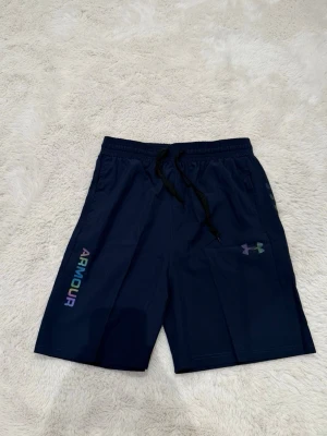 Under armour shorts  - Perfekt skick- aldrig använda. Reflektiva