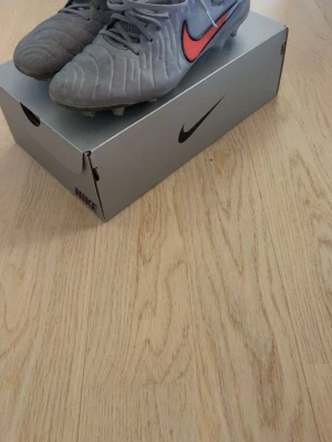 Fotbollsskor nike - Dome nice helt okej skick nya går för 2400 säljer 700 för har ingen användning av det