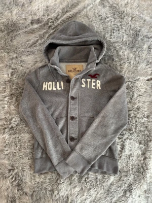 Hollister Hoodie - Säljer denna sällsynta och mycket eftertraktade Hollister hoodie | Storlek M | Mycket bra skick | Vid eventuella frågor hör gärna av dig och erbjuder bra pris vid köp av bundle 😁✅