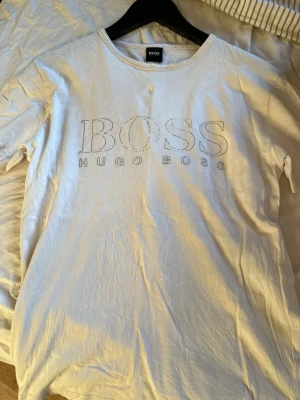 Vit t-shirt från Hugo Boss - Limited edition t-shirt från Hugo boss. Helt okej skick i storlek s.