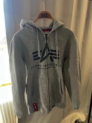 Alpha industries hoodie - Alpha industries hoodie grå i storlek M. Bra skick