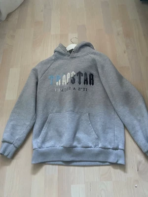 Grå Trapstar hoodie - Mycket fräsch trappsteg hoodie knappt använd