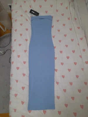 Blå lång sommar klänning - Superfin helt ny blå lång sommarklänning, köpte en annan färg istället och 14-dagars öppet köp gick ut så hann inte lämna tillbaka den. Skriv till mig vid frågor!