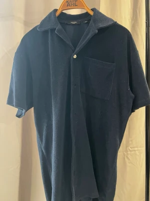 Mörkblå bomulls skjorta från Jack & Jones  - Mörkblå bomulls skjorta från Jack & Jones i storlek M. Använd 1 gång