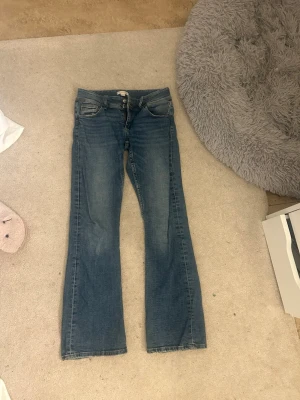 Blåa jeans. - Blåa jeans från gina tricot i storlek 164. knappt använda, dom är för stora. 