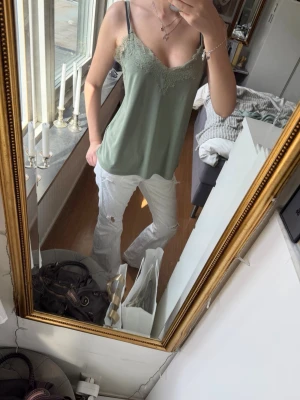 Spets topp från AMISU🤍 - Säljer en söt topp från AMISU💕En fin grönfärg som passar till mycket, väldigt skönt material och perfekt nu inför sommaren 💕