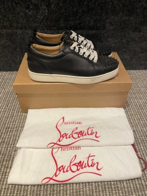 Christian Louboutin skor  - Hej, säljer nu dessa svin snygga Loubs skor. Skorna är i extremt bra skick!  Begränsat antal boxar och dustbag. Hör av dig vid frågor. 