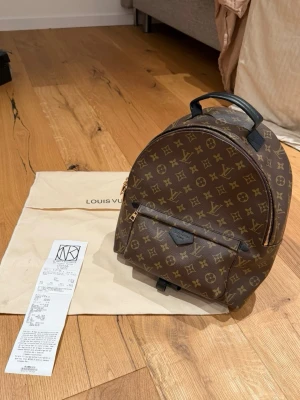 Louis Vuitton ryggsäck PM - Otroligt fint skick, rensar min killes garderob och försöker sälja allt snabbt så passa på att köpa! Kvitto och dustbag tillkommer 