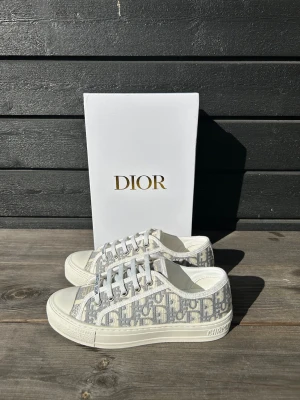 Dior Skor Dam - Säljer dessa oehört snygga dior skor i nyskick, aldrig använda, allg og medföljer, priset kan diskuteras vid snabb affär så kom gärna med bud! 