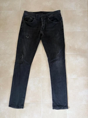 Svarta slim fit jeans från donup - Sällsynta dondups med slitningar säljes! Slitningar är extra eftertraktat så var snabb💫 mycket fint skick🙃 nypris~3500 men Avenue lägger upp de för en bråkdel av det priset!💫 hör av dig vid frågor! Med vänlig hälsning, Avenue 