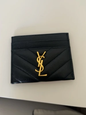 Svart kortfodral i läder - Snyggt svart kortfodral. Perfekt för dig som vill ha en lyxig och smidig accessoar i fickan.superbra material