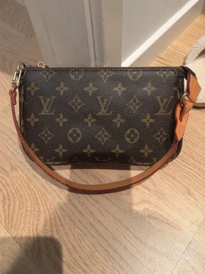 monogram pochette - Perfekt väska jättebra kvalite!! Helt ny!