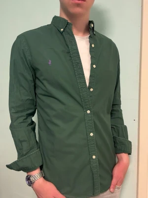 Mörkgrön Ralph Lauren skjorta – M Slim Fit - Säljer en fräsch mörkgrön Ralph Lauren skjorta i slim fit, storlek M. Snygg färg som sticker ut lagom mycket. I mycket fint skick.