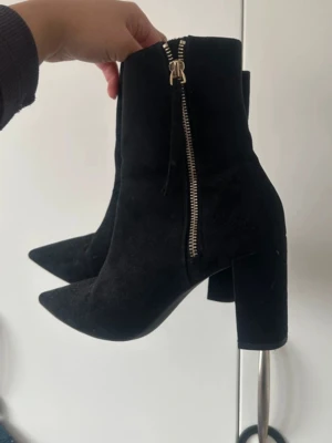 Svarta stövletter  - Sjukt snygga stövletter från Zara💕  Köpta på Vinted men tyvärr för små, knappt använda av den förra ägaren💕 Är villig att byta mot liknande boots i strl 38🤗