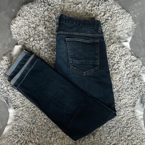 Selvedge Jeans - Tommy Hilifger - (STEAL) Tja. Säljer nu dessa extremt snygga och eftertraktade selvedge jeansen. Extremt skön tvätt. Slim passform. W32 L32. De är i nyskick, inga tecken på användning! 