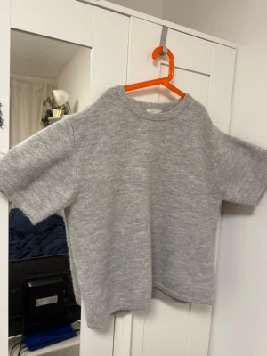 Fin sweater från Gina - Säljer för den är för stor och vill ha en lite tajtare, kontakta privat om ni vill ha bild när jag har på mig på. Köpte för 339kr och säljer för 300. Har aldrig använd den, bara testat på den hemma. Pris kan diskuteras! 
