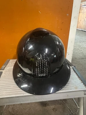 Svart ridhjälm från KEP - Snygg svart ridhjälm från KEP med blank finish och ventilerad front. Hjälmen har en klassisk rund form och bred skärm, samt justerbart hakband. Storlek 56 och M på skalet. Köptes i december 2025, använd ett fåtal gånger.