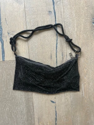 Svart glittrig handväska med snodd - Cool svart handväska med glitter detaljer☀️🌸💗