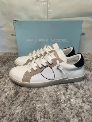 Philippe model skor - Snygga oanvända sneakers! Storlek 43! Hör av er ifall ni har några frågor! Lämna gärna prisförslag! ⭐️