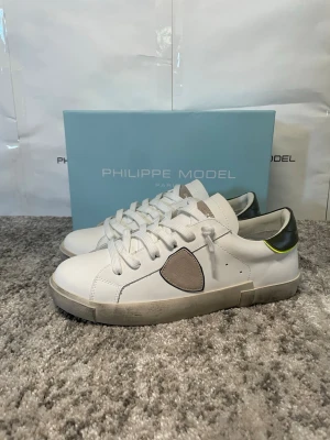 Philippe modell skor - Snygga oanvända sneakers! Storlek 43! Hör av er ifall ni har några frågor! Lämna gärna prisförslag! ⭐️