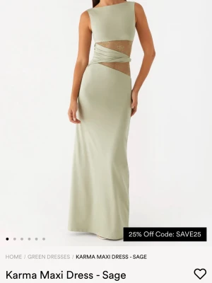 Ljusgrön långklänning med spets - En lång ljusgrön klänning med spets vid midjan. Den är oanvänd men prislappen på och jag säker den för att jag inte tycker att den passar mig. Orginalpris är ca 1000+400 i frakt