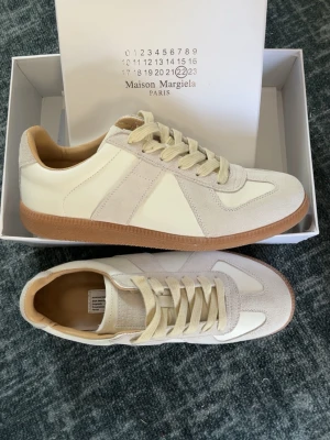 Maison margiela Gats - Tja säljer dessa maison margielas. Jag köpte dom på plick för runt 1650 men insåg snabbt att dom inte passa mig. Så säljer dom vidare! Hör av dig vid fundering eller fler foton 