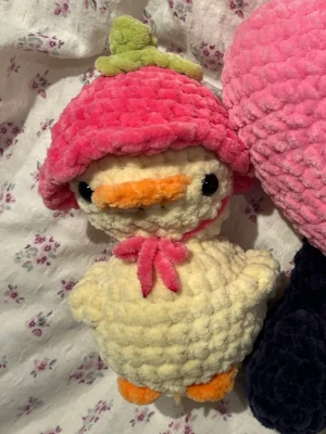 Virkad anka med blomhatt - Supersöt virkad ljusgul anka med rosa blomhatt🌸🩷💛