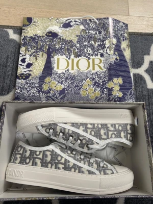 Grå dior skor dam - Säljer dessa fina dior skor. Allt på bilderna ingår  vid köp. Skriv vid intresse!
