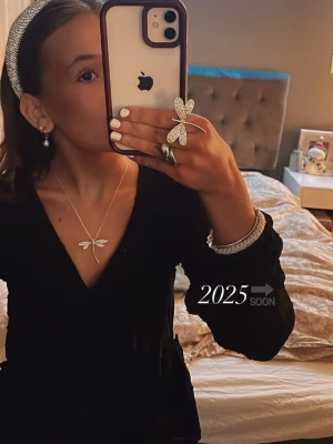 Svart blus med v-ringning - säljer en svart blus med fin v-ringning, blusen har en fin figursydd passform! Tröjan är från Gina Tricot och säljs inte längre, skriv vid frågor!💕💕