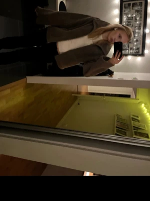 Brun teddyjacka  - Mysig brun teddyjacka med hög krage och dragkedja framtill. Jackan har en avslappnad passform och är gjord i fluffigt teddy-material som håller dig varm. Perfekt för kyliga dagar och enkel att matcha med olika outfits.