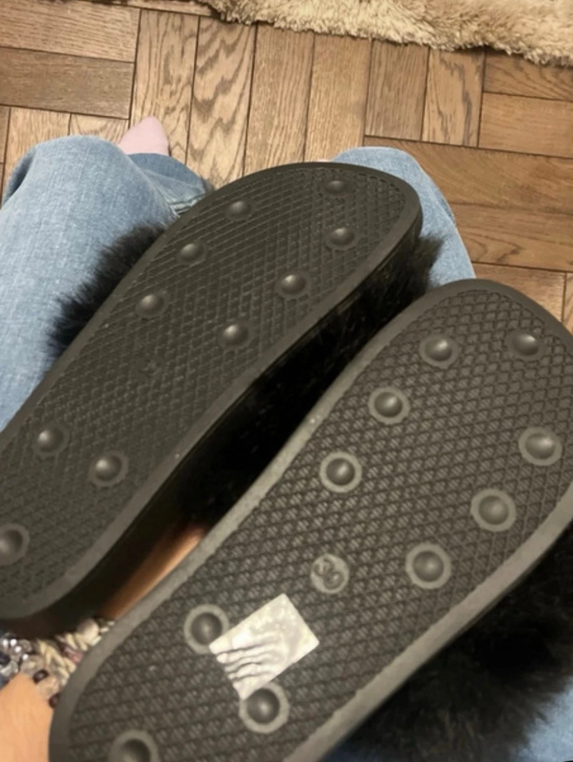 Svarta fluffiga tofflor - 2