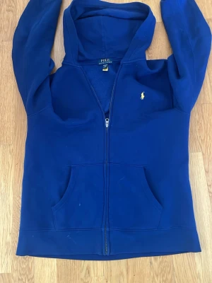 Ralph Laurent zipped hoodie - Den är väldigt fin tröja perfekt för alla årstider säljer den för den passar ej. Den har lite fläckar och smuts på sig så säljer den för lågt pris köpte den för 1100 kr